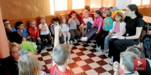 Enfants et institutrice dans une classe