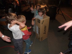 Enfant dans un carton