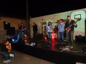 Groupe musical dans la nuit