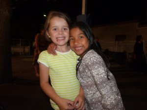 Enfants qui sourient dans la nuit